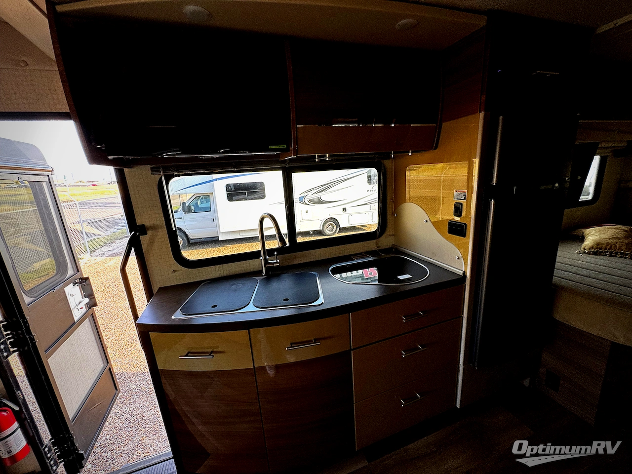 2017 Itasca Navion 24J Photo 8