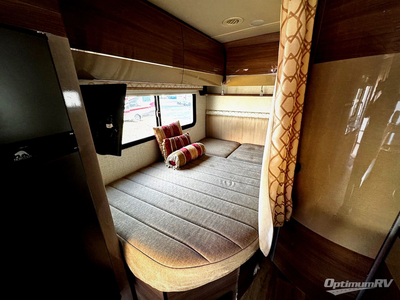 2017 Itasca Navion 24J Photo 11