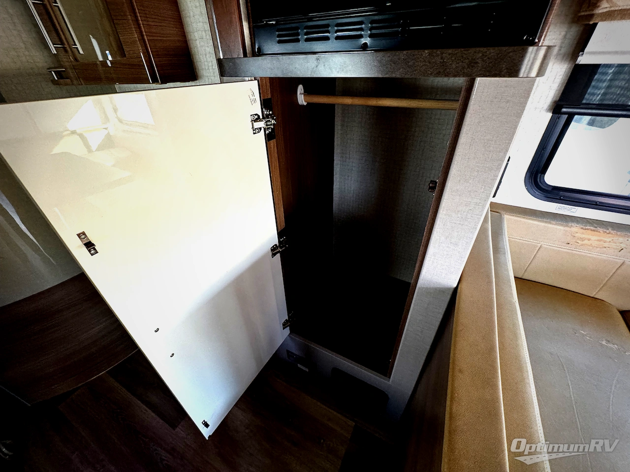 2017 Itasca Navion 24J Photo 13