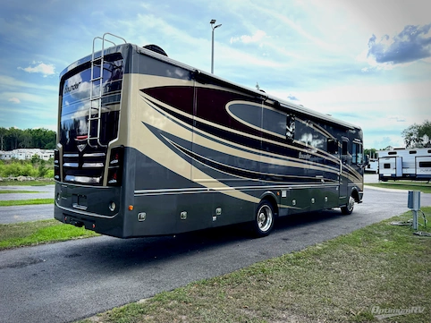 2016 Fleetwood Bounder 35K RV Photo 2