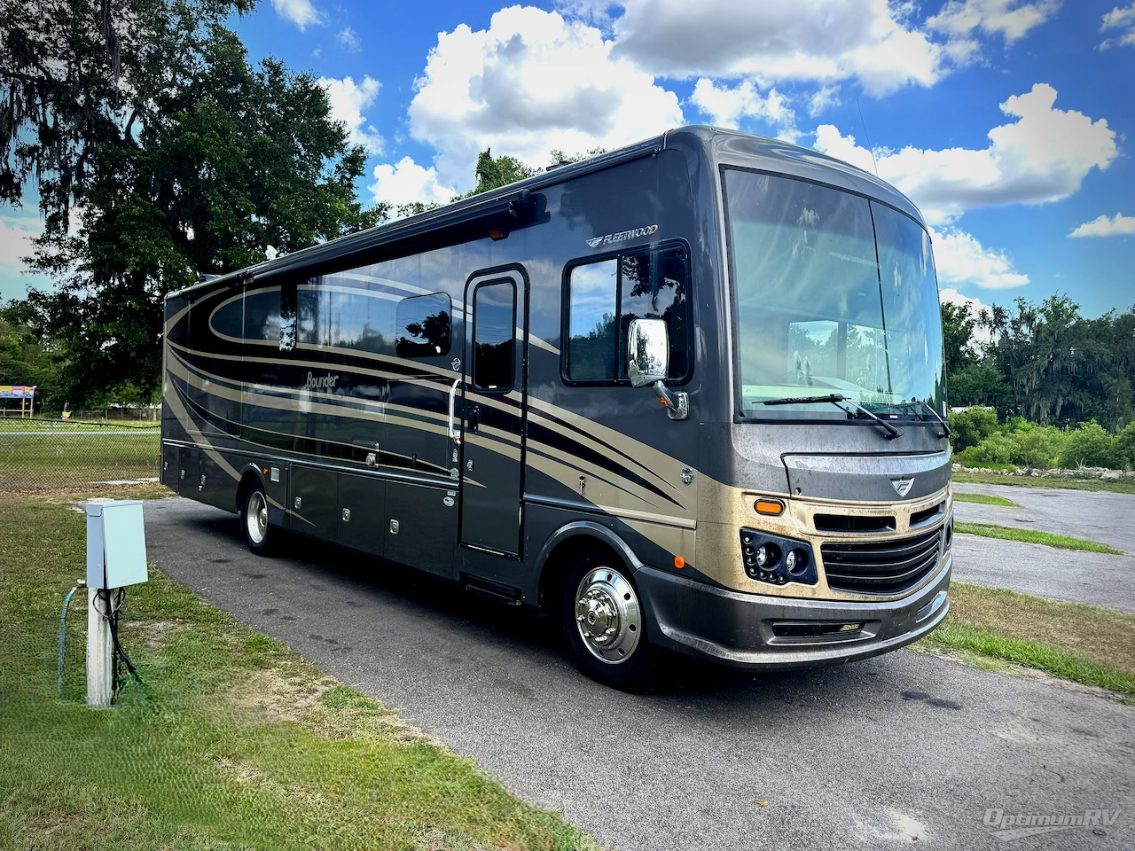 2016 Fleetwood Bounder 35K Photo 1