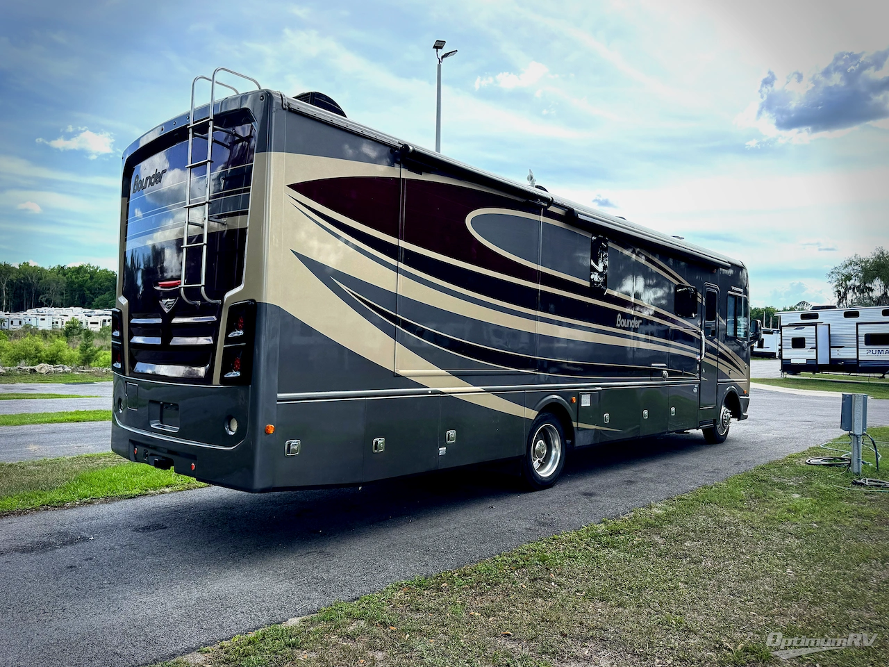 2016 Fleetwood Bounder 35K Photo 2