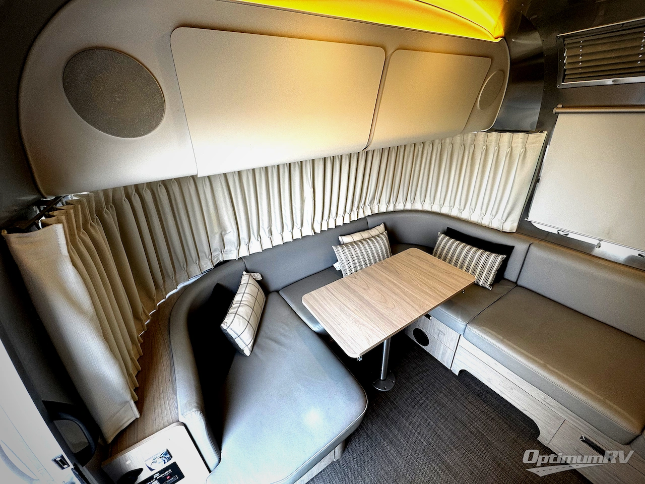 2022 Airstream Globetrotter 27FB Photo 2