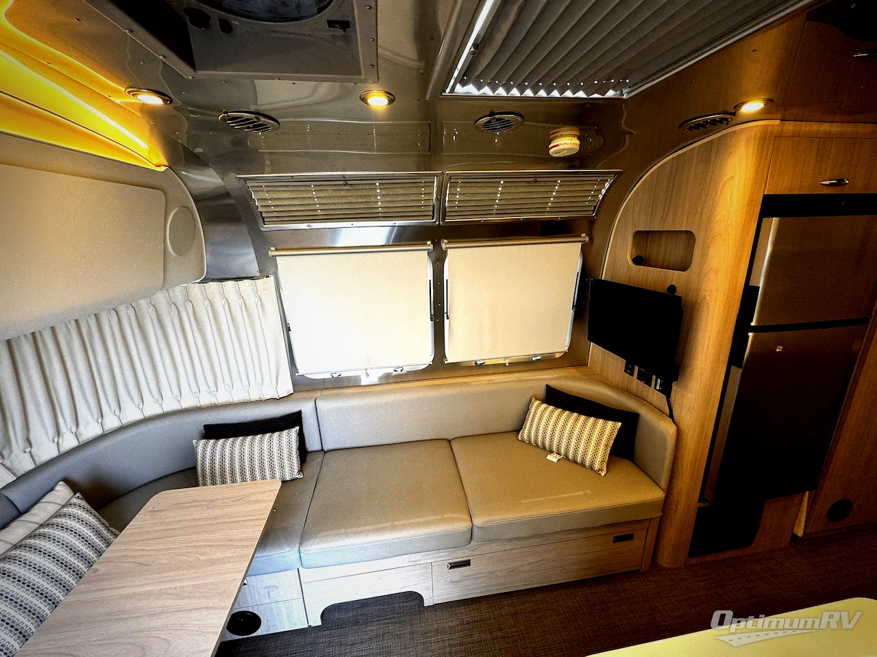 2022 Airstream Globetrotter 27FB Photo 3