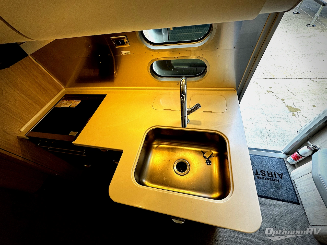 2022 Airstream Globetrotter 27FB Photo 5