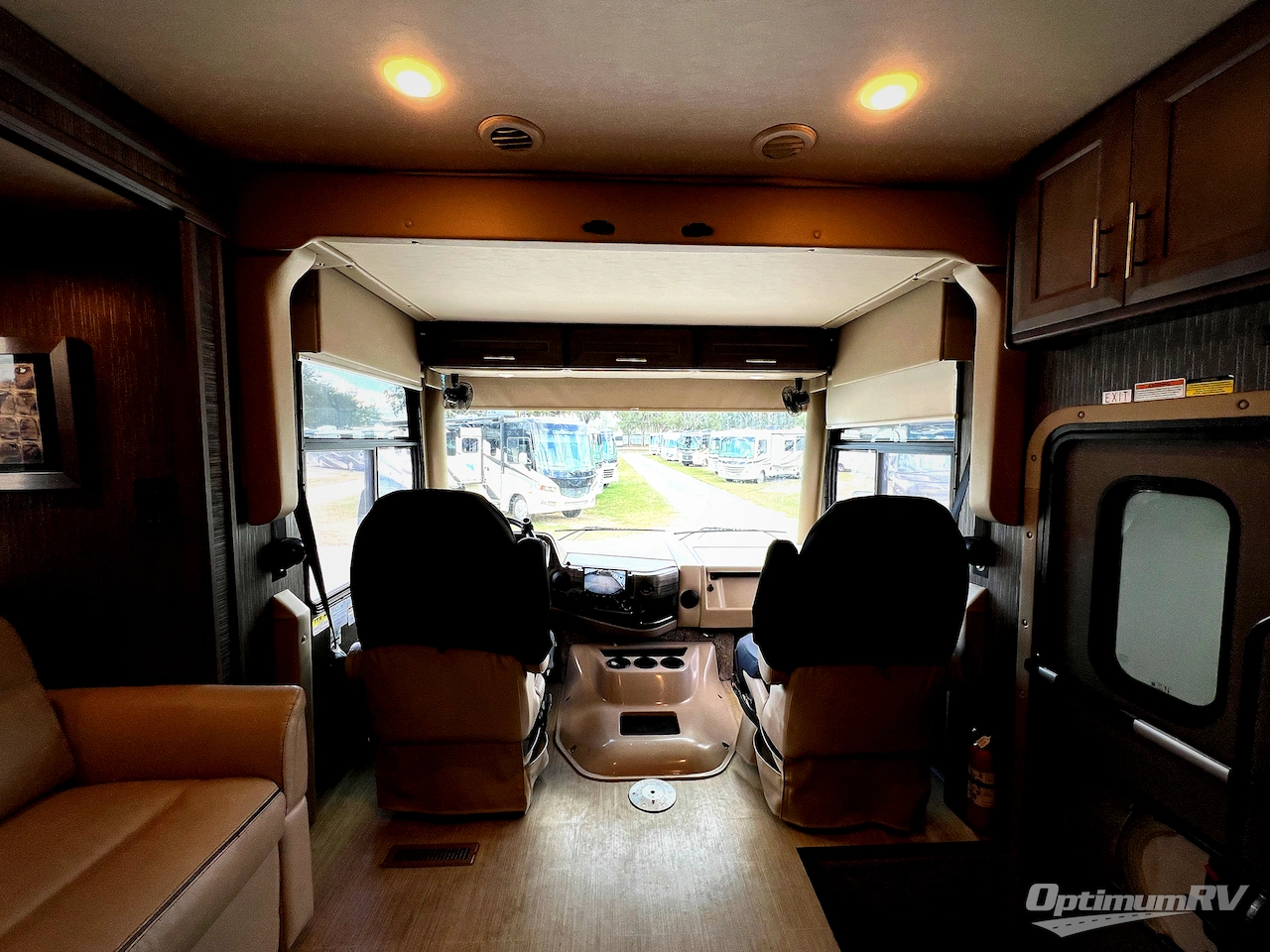 2021 Thor Challenger 35MQ Photo 6