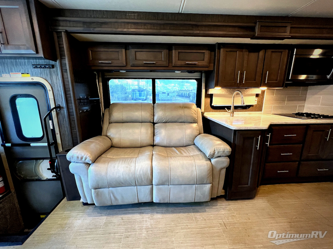 2021 Thor Challenger 35MQ Photo 8