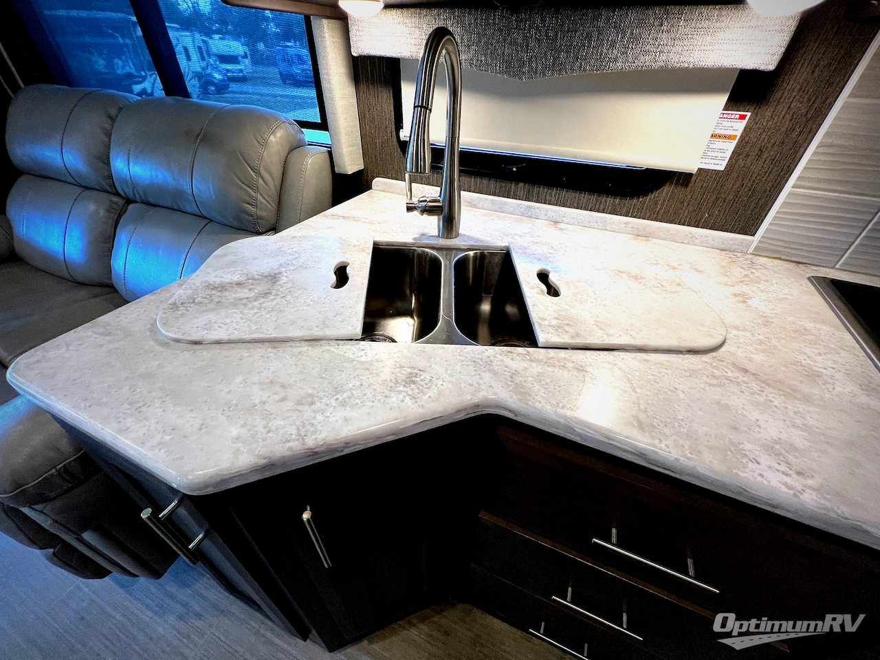 2021 Thor Challenger 35MQ Photo 13