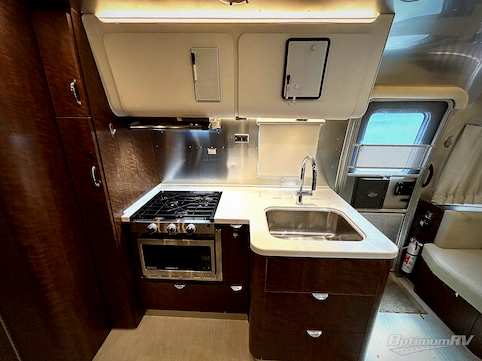 2025 Airstream Flying Cloud 25FB Twin RV Photo 2