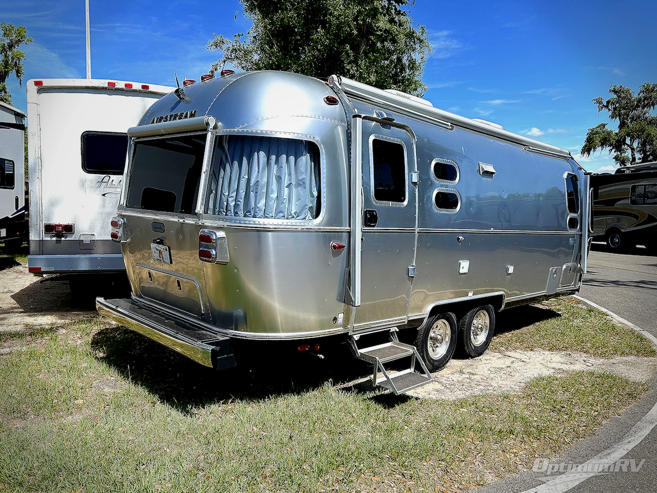 2025 Airstream Flying Cloud 25FB Twin Photo 2