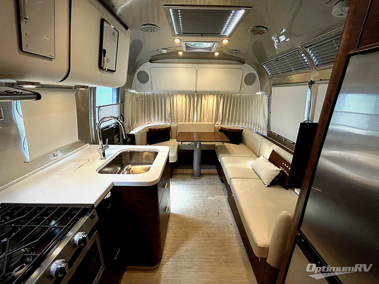 2025 Airstream Flying Cloud 25FB Twin Photo 3