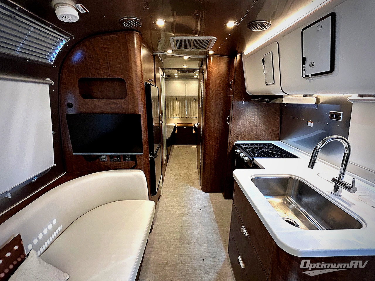 2025 Airstream Flying Cloud 25FB Twin Photo 4