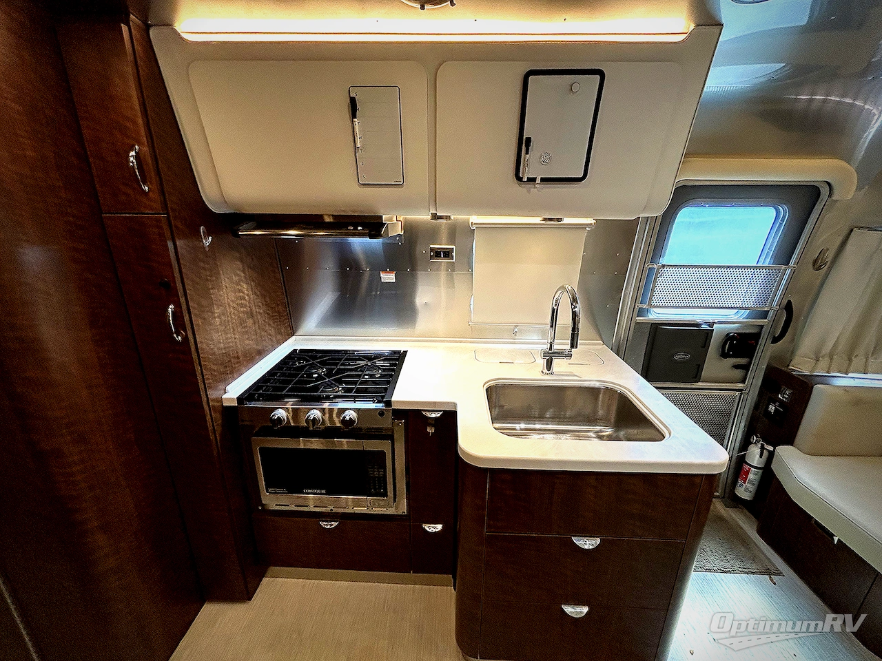 2025 Airstream Flying Cloud 25FB Twin Photo 5