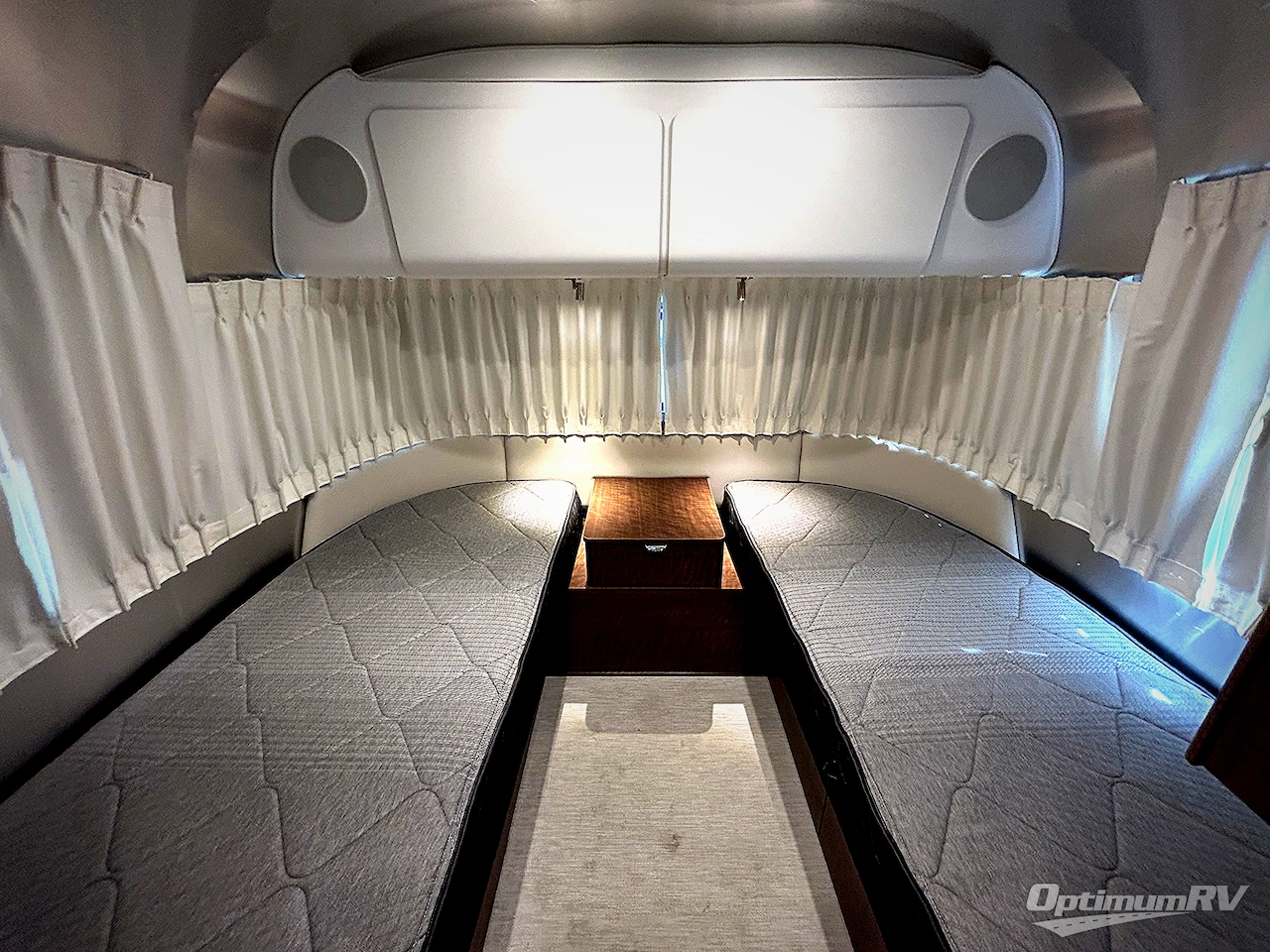 2025 Airstream Flying Cloud 25FB Twin Photo 6