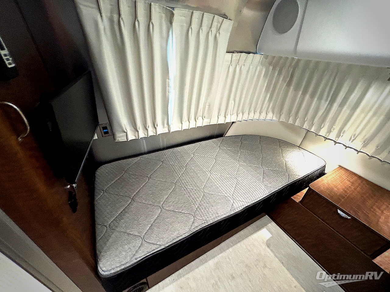 2025 Airstream Flying Cloud 25FB Twin Photo 7