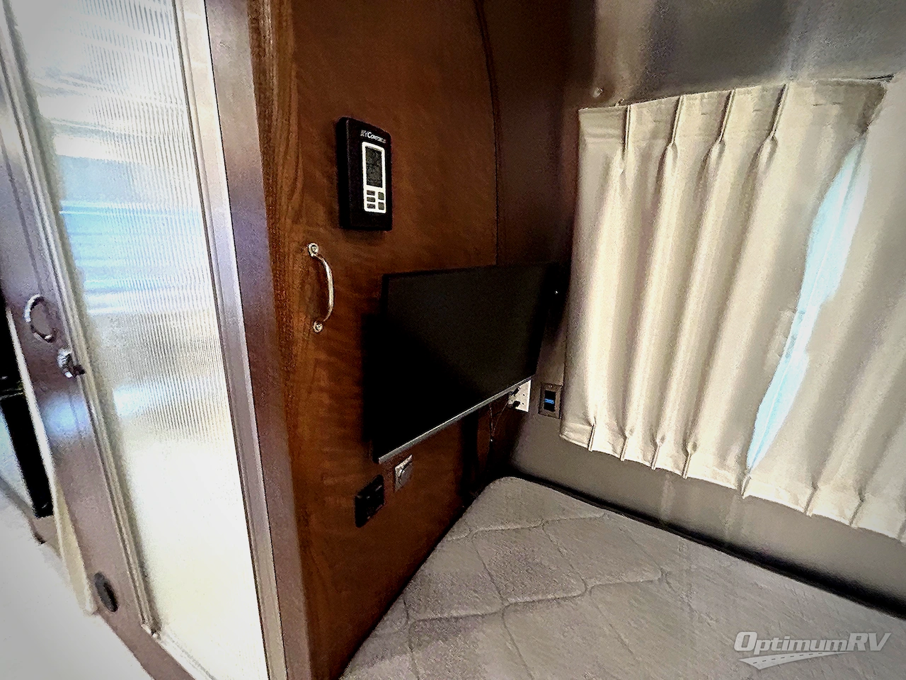 2025 Airstream Flying Cloud 25FB Twin Photo 8