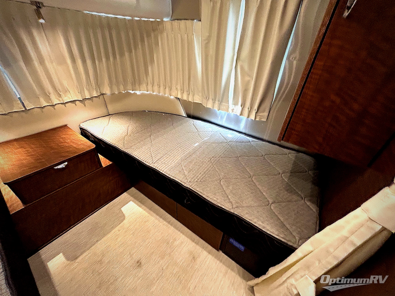 2025 Airstream Flying Cloud 25FB Twin Photo 9