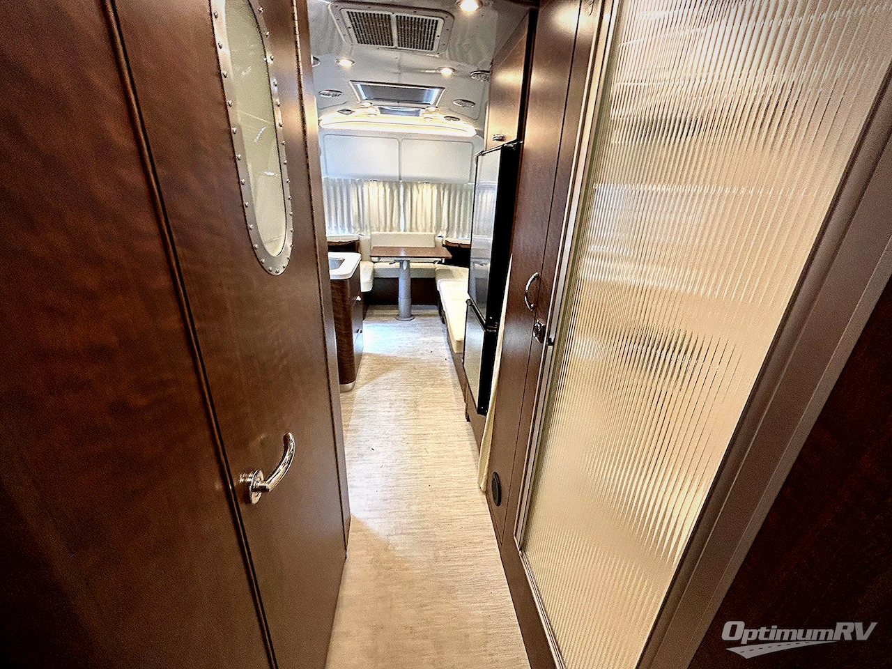 2025 Airstream Flying Cloud 25FB Twin Photo 10