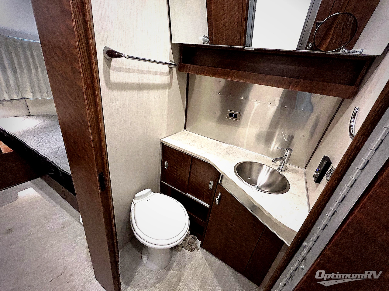 2025 Airstream Flying Cloud 25FB Twin Photo 11