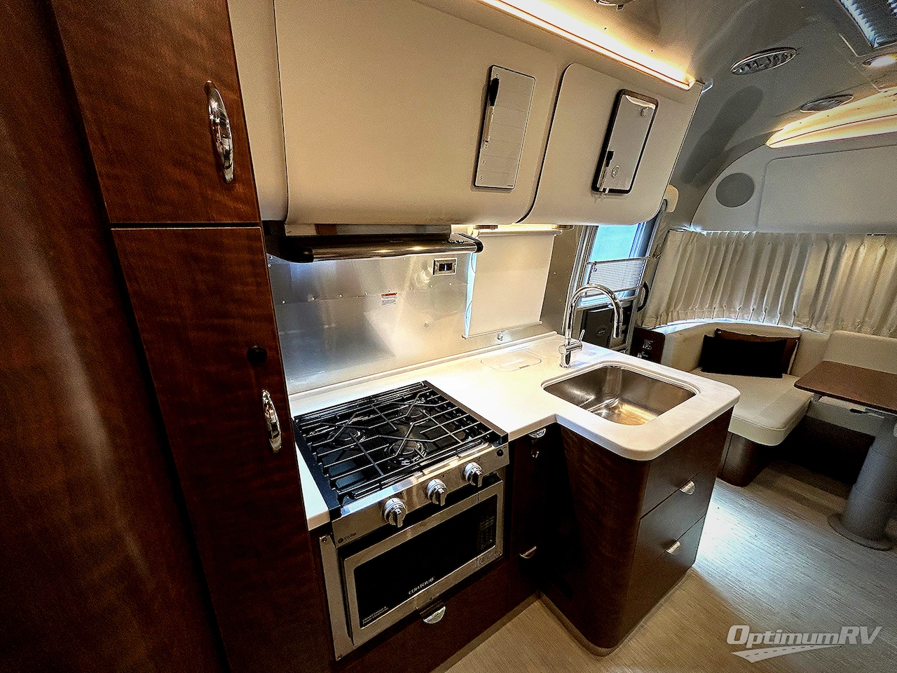 2025 Airstream Flying Cloud 25FB Twin Photo 13