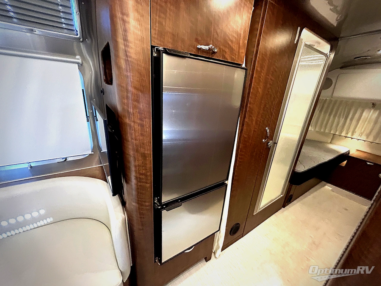 2025 Airstream Flying Cloud 25FB Twin Photo 14