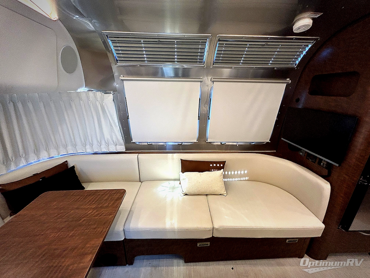 2025 Airstream Flying Cloud 25FB Twin Photo 16
