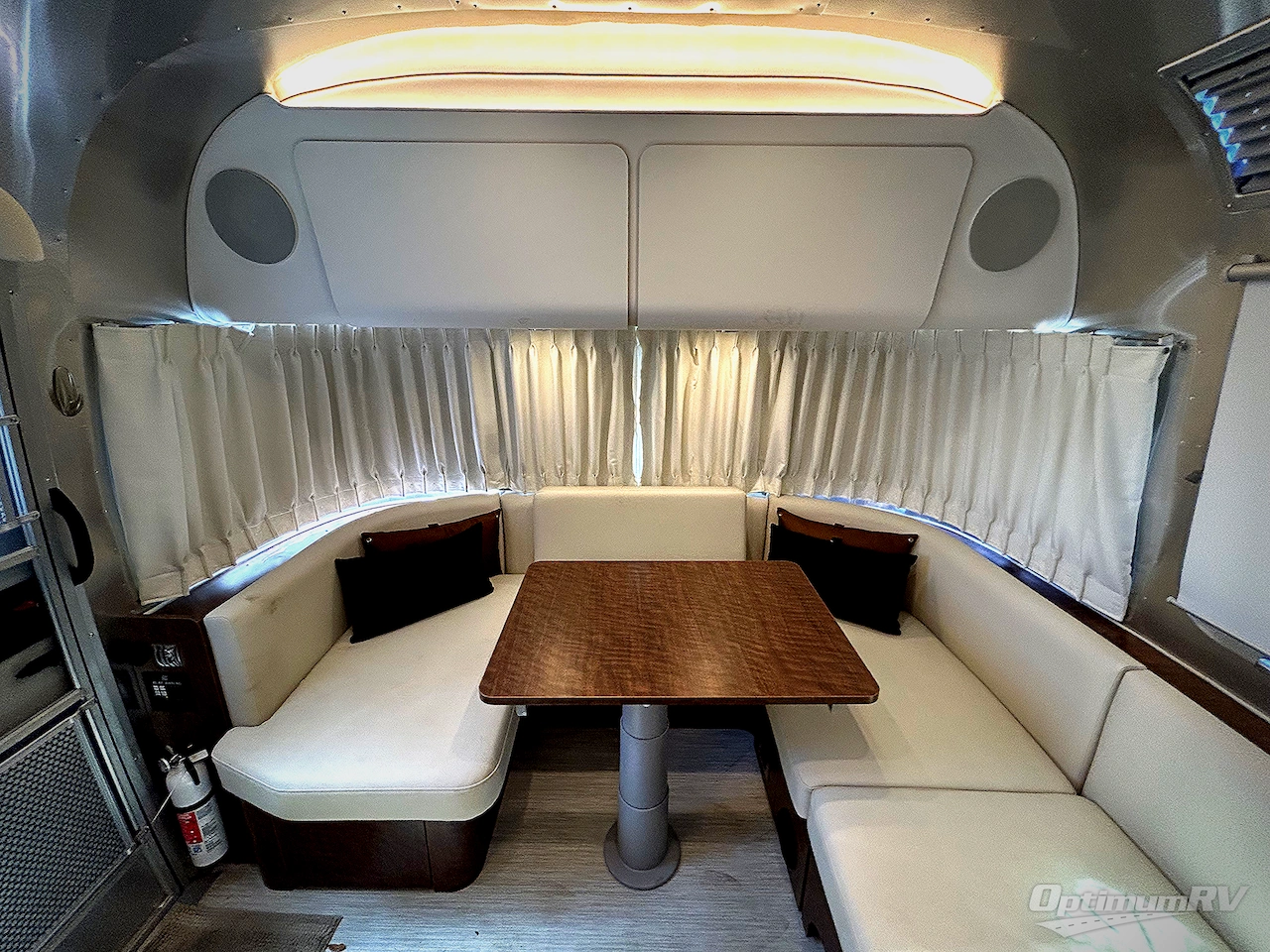 2025 Airstream Flying Cloud 25FB Twin Photo 17