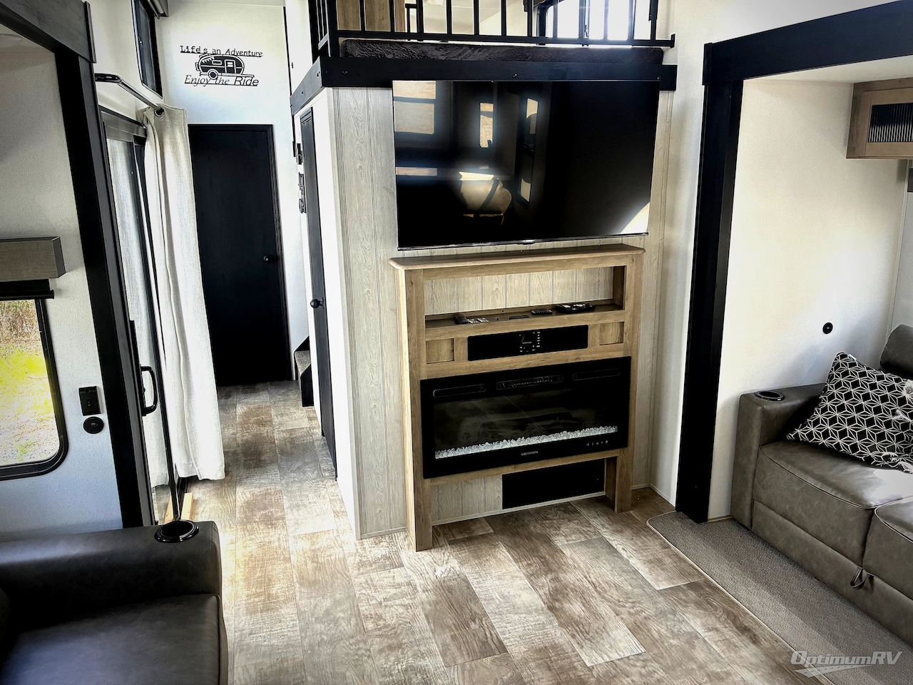 2025 Palomino Puma Destination 403LFT Photo 9