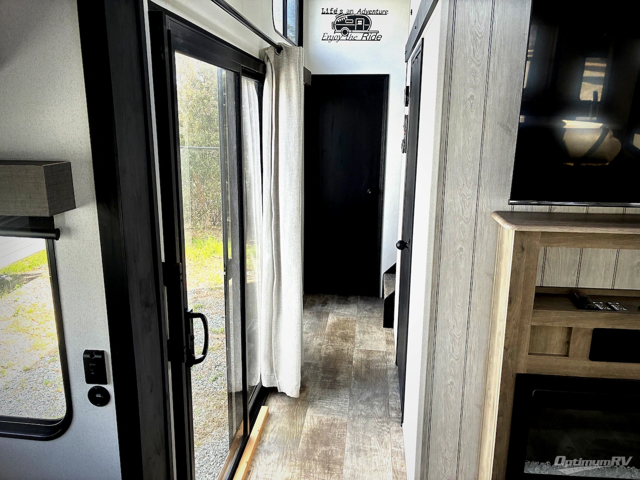 2025 Palomino Puma Destination 403LFT Photo 10