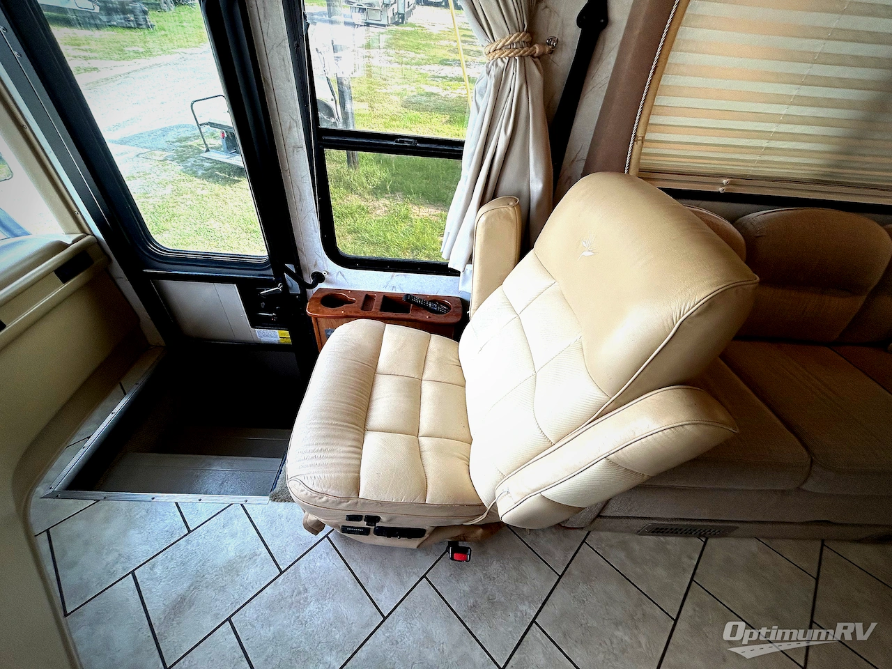 2007 National RV Tropical T330 Photo 9