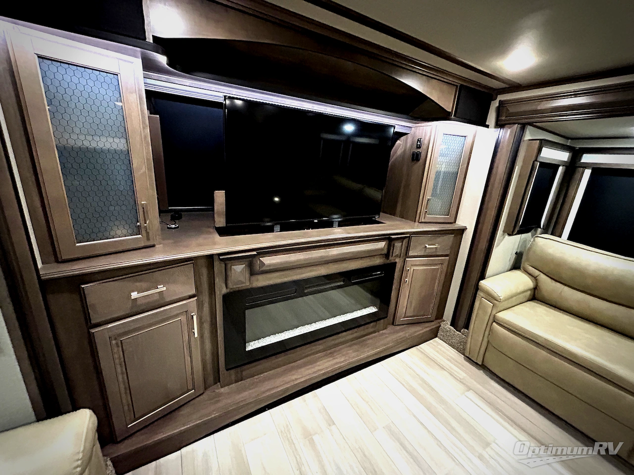 2021 Grand Design Solitude 380FL Photo 8