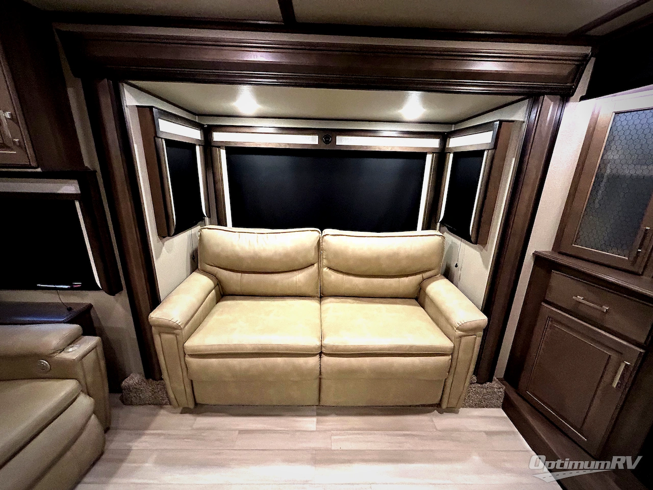 2021 Grand Design Solitude 380FL Photo 9