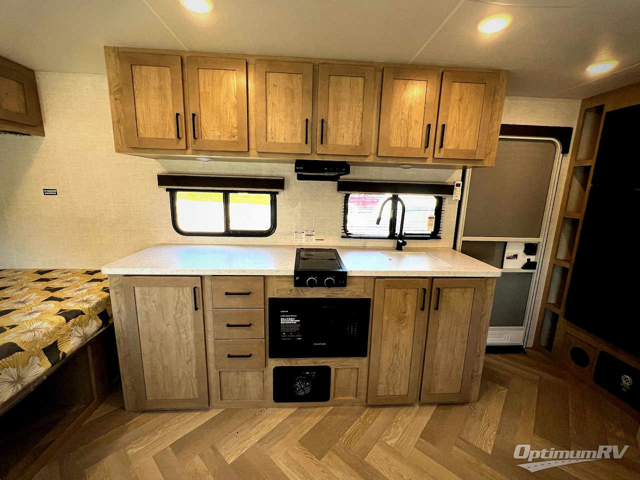 2025 Ember E-Series 18FBE Photo 7