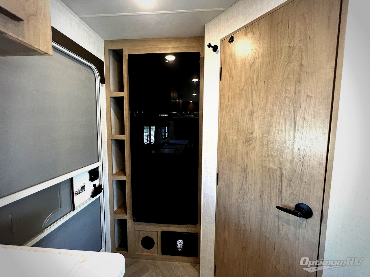 2025 Ember E-Series 18FBE Photo 11