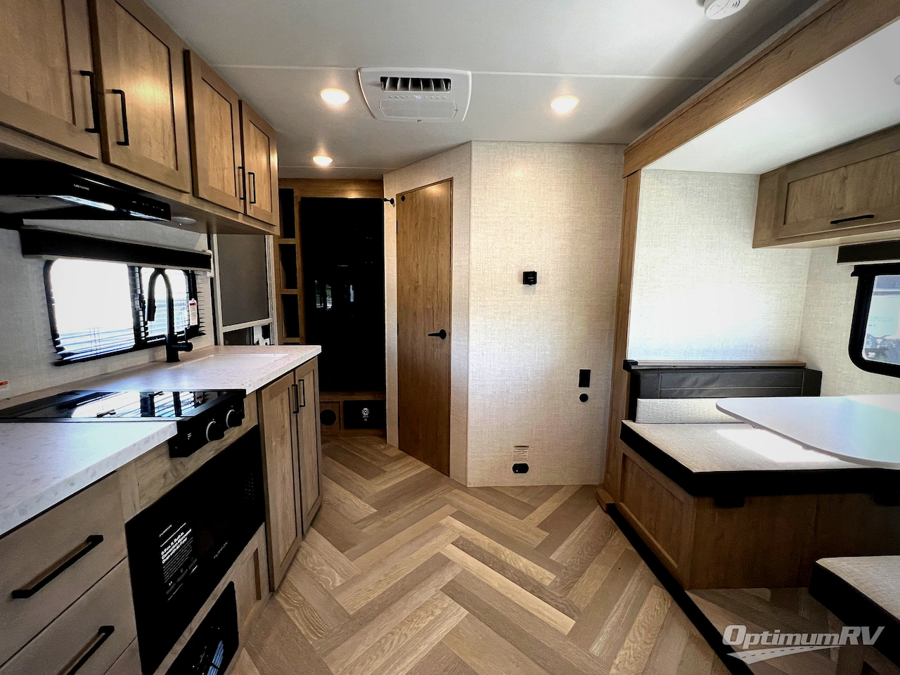 2025 Ember E-Series 18FBE Photo 18