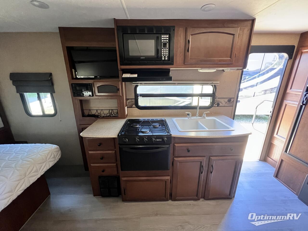 2014 Coachmen Freedom Express 192RBS Photo 8