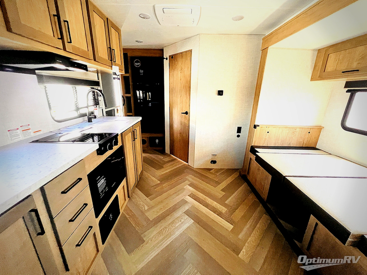 2025 Ember E-Series 18FBE Photo 4