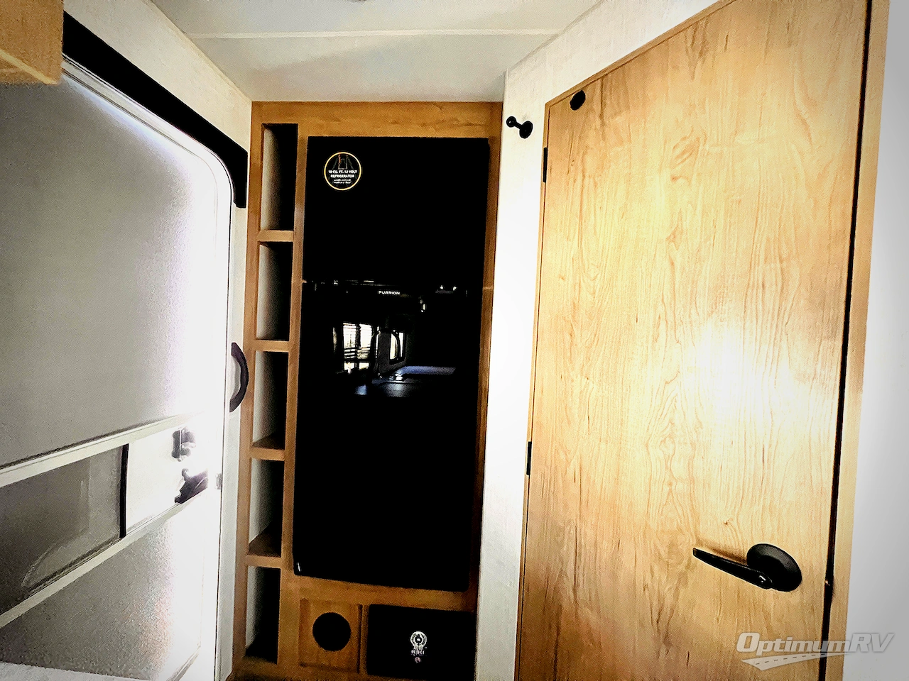 2025 Ember E-Series 18FBE Photo 11