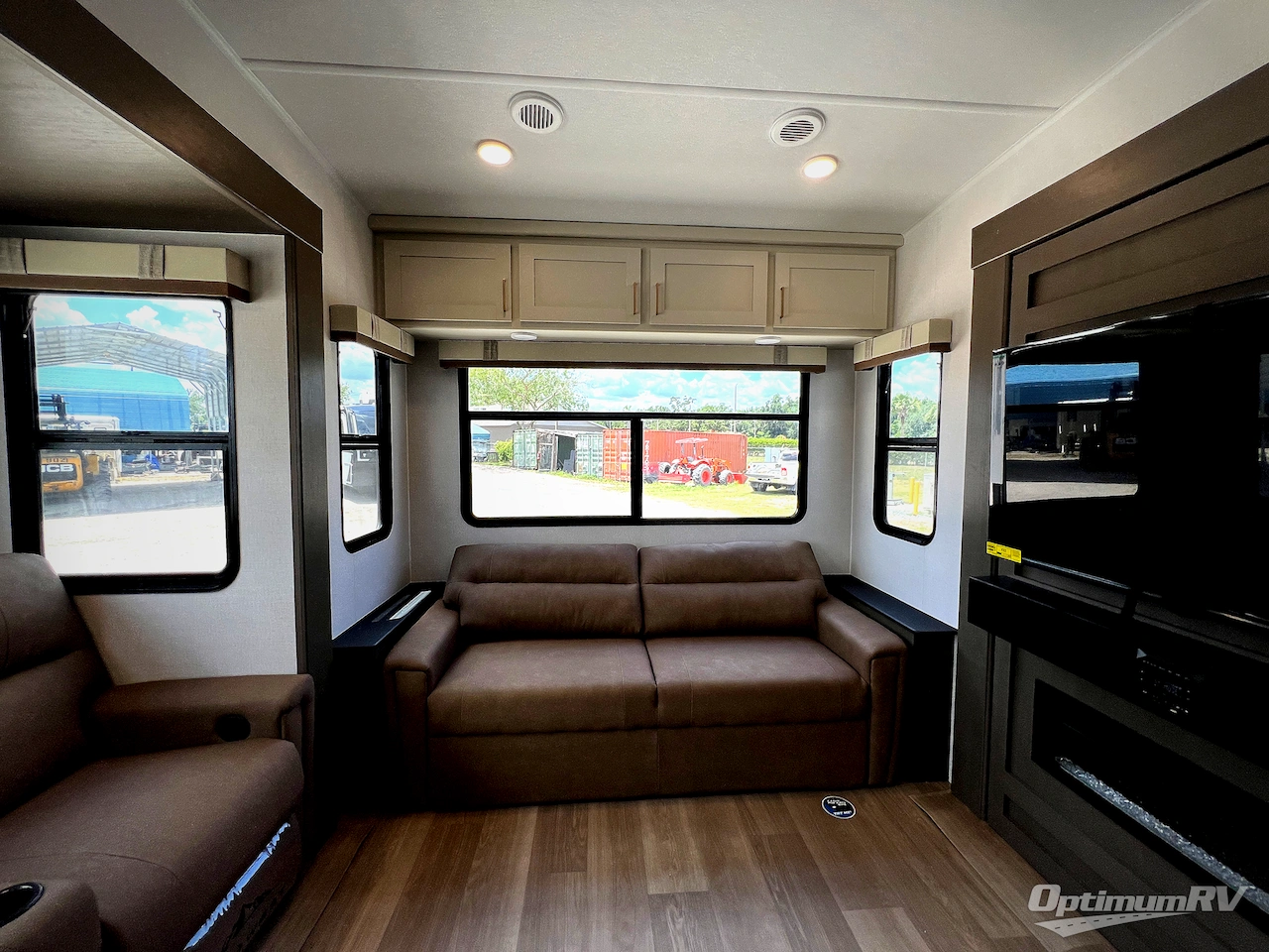 2027 East To West Tandara 295RL Photo 6