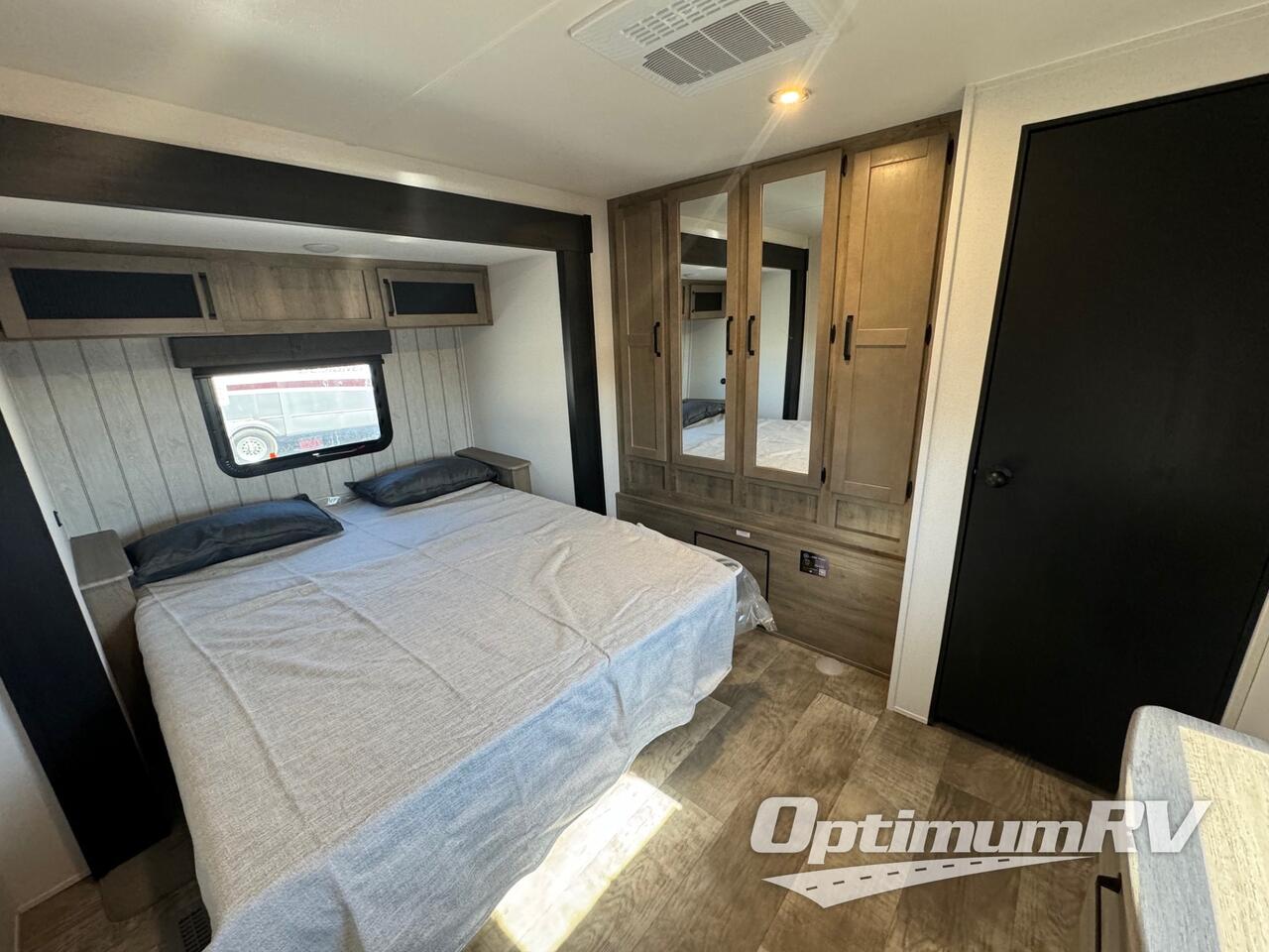 2025 Palomino Puma 31RLQS Photo 10