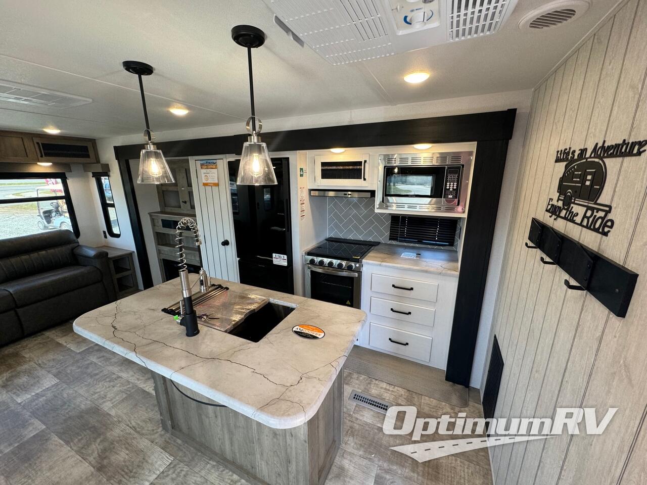 2025 Palomino Puma 31RLQS Photo 5