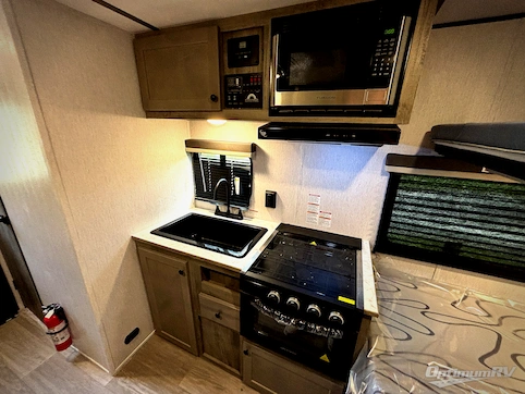 2027 Sunset Park Sun Lite 16BH RV Photo 4