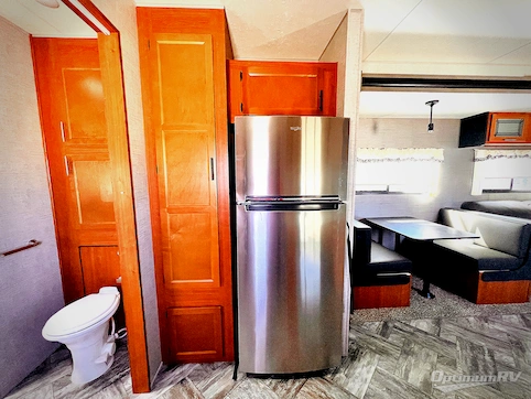 2025 HL Enterprise Hy-Line 38 Premier RV Photo 4