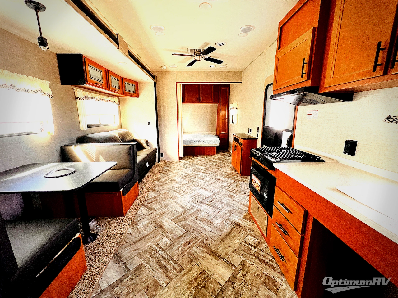 2025 HL Enterprise Hy-Line 38 Premier Photo 4