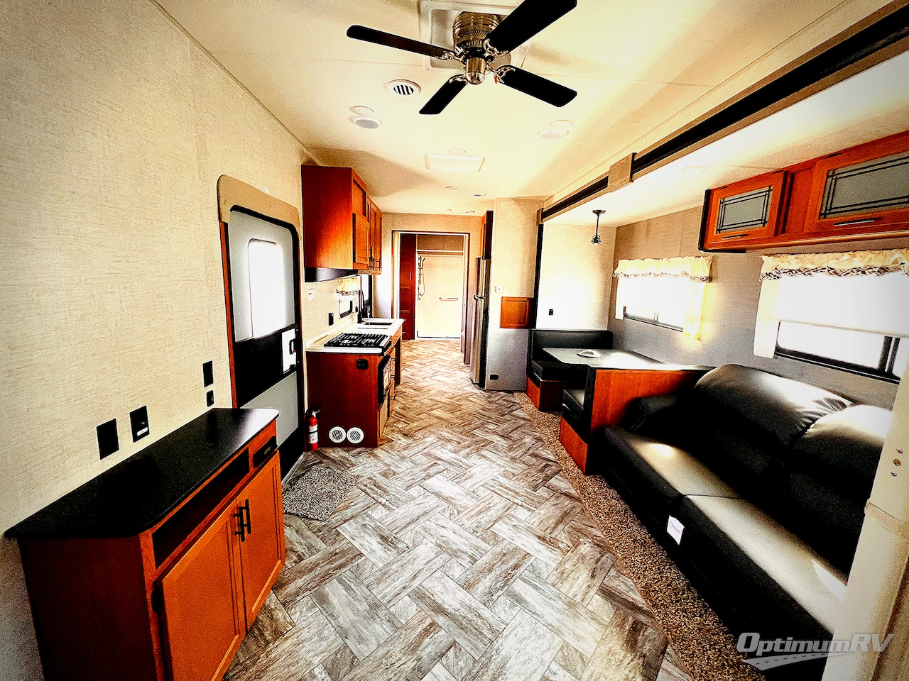 2025 HL Enterprise Hy-Line 38 Premier Photo 5