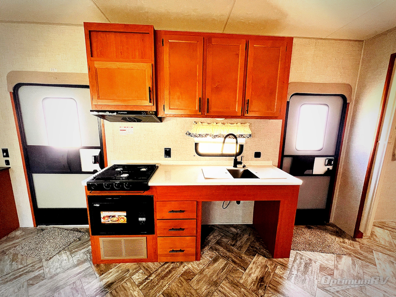 2025 HL Enterprise Hy-Line 38 Premier Photo 9