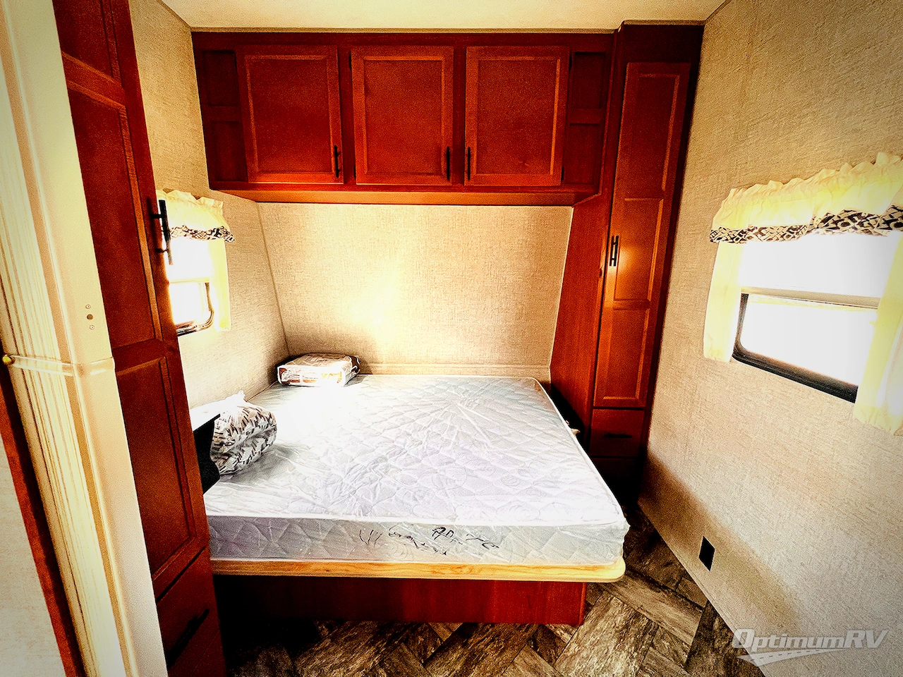 2025 HL Enterprise Hy-Line 38 Premier Photo 15