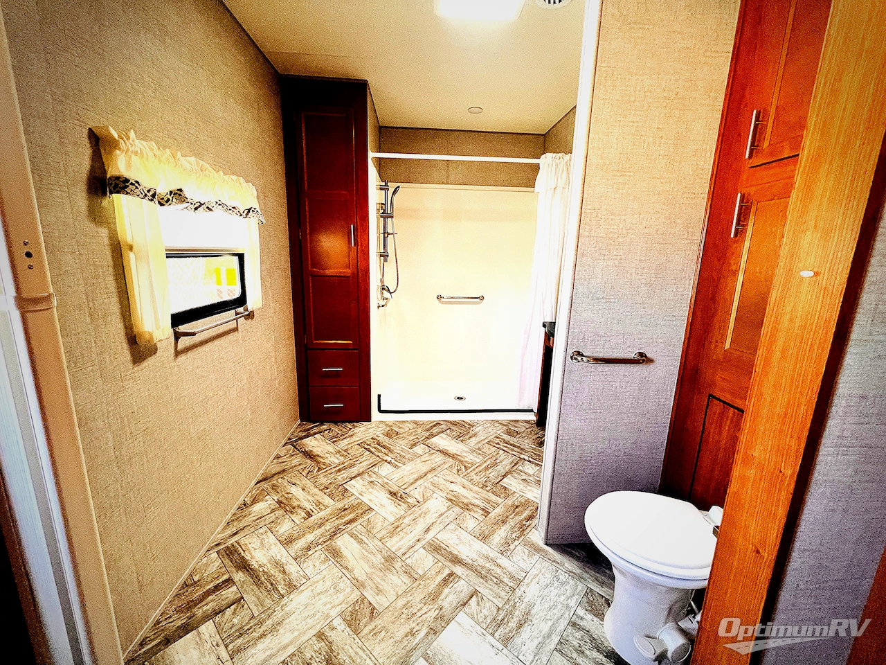 2025 HL Enterprise Hy-Line 38 Premier Photo 17