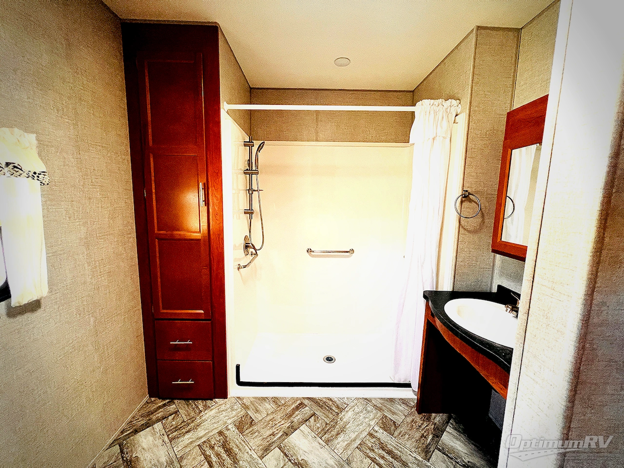 2025 HL Enterprise Hy-Line 38 Premier Photo 18