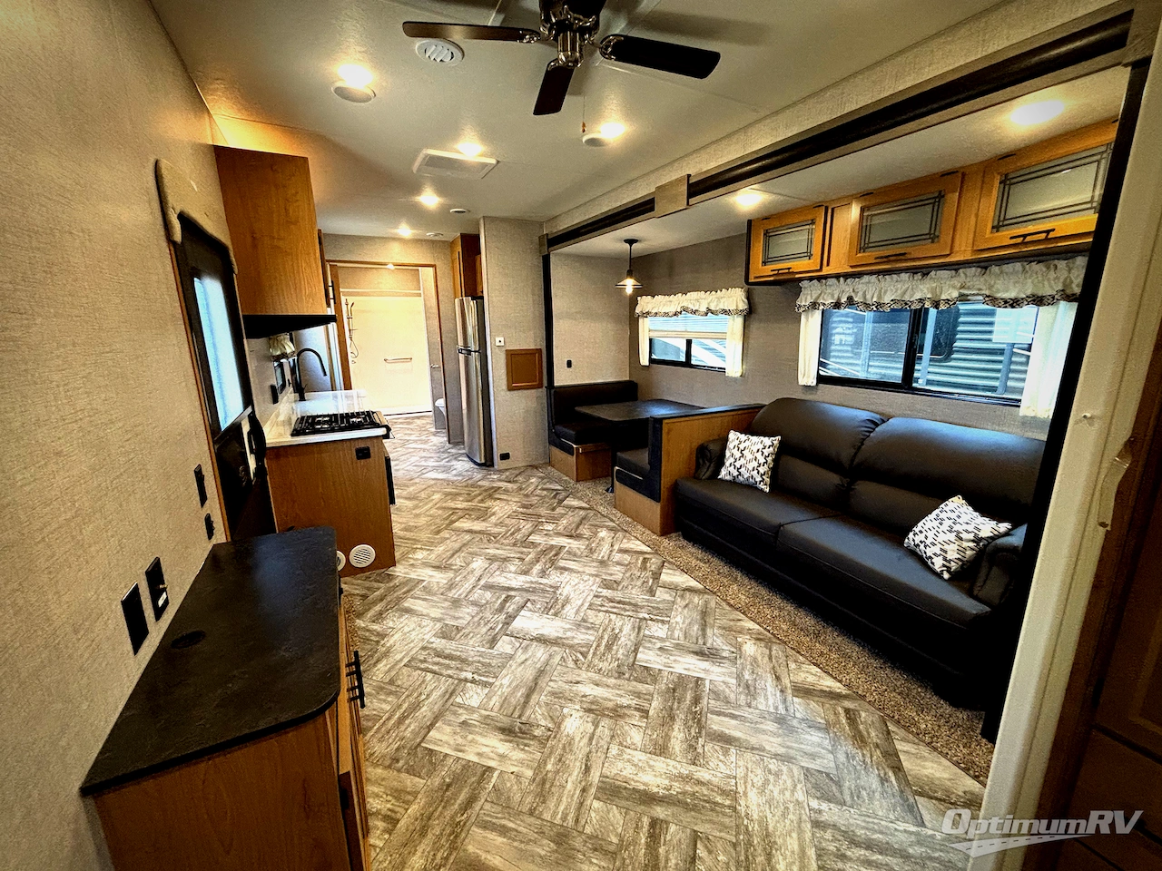 2025 HL Enterprise Hy-Line 38 Premier Photo 5